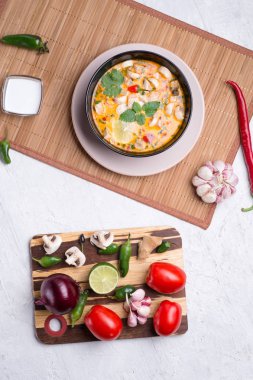 Meşhur lezzetli Tayland Tom baharatlı çorba ve bamb üzerinde şampiyon.