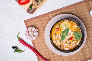 Meşhur lezzetli Tayland Tom baharatlı çorba ve bamb üzerinde şampiyon.