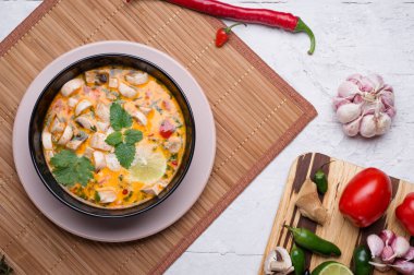 Meşhur lezzetli Tayland Tom baharatlı çorba ve bamb üzerinde şampiyon.