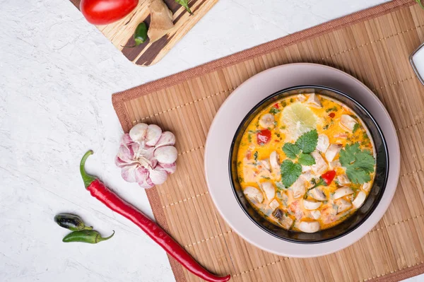 Berühmte köstliche Thai Tom Yum würzige Suppe mit Champignon auf Bambus — Stockfoto