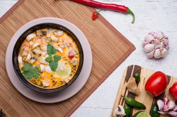 Meşhur lezzetli Tayland Tom baharatlı çorba ve bamb üzerinde şampiyon.