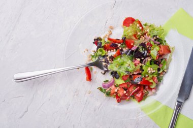 Sebzeli, otlu ve lahanalı taze vejetaryen salatası.