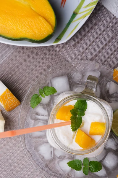Cóctel fresco vegetariano de melón tropical con leche de coco y m — Foto de Stock