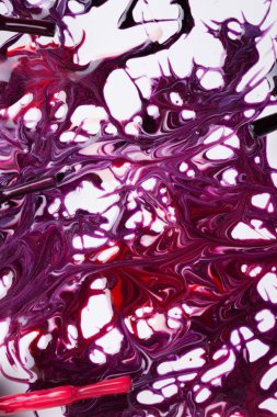 güzel renkli soyut tırnak cilası deseni uygulamalı.