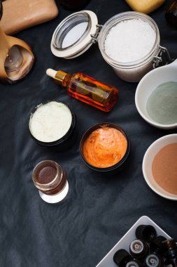 Lüks spa ürünleri ev eşantiyonları ile siyah arka plan üzerine Set