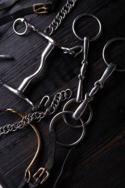  Kara ahşap arka planda ağız dirseği olan çeşitli parçalar. düz yat