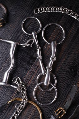  Kara ahşap arka planda ağız dirseği olan çeşitli parçalar. düz yat