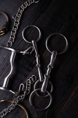  Kara ahşap arka planda ağız dirseği olan çeşitli parçalar. düz yat