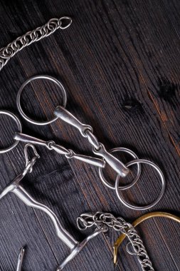  Kara ahşap arka planda ağız dirseği olan çeşitli parçalar. düz yat