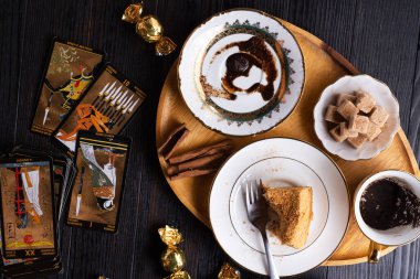 Kahve fincanı ve Tarot kartları koyu ahşap masada servis ediliyor. sapma kavramı 