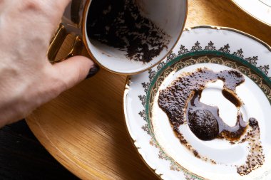 Kahve fincanını kahve telvesiyle hecelemek. sapma kavramı 