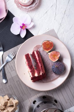 Kafe 'de bir yaşam tarzı belirlendi. Tayland mavisi, bezelye çayı taze incir ve panna cotta keki ile servis edilen peçeteler üzerine meyveli kek.. 