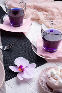 Kafe 'de bir yaşam tarzı belirlendi. Tayland mavisi, bezelye çayı taze incir ve panna cotta keki ile servis edilen peçeteler üzerine meyveli kek.. 