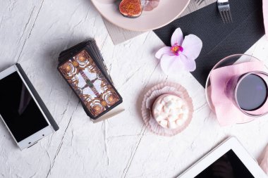 Kafe 'de bir yaşam tarzı belirlendi. Tayland mavisi, bezelye çayı taze incir ve panna cotta keki ile servis edilen peçeteler üzerine meyveli kek.. 