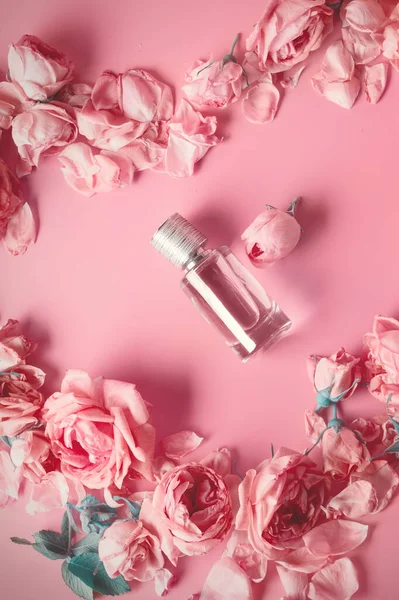 Lahvička Parfému Kolem Může Růže Růžovém Pozadí Koncepce Krásy — Stock fotografie