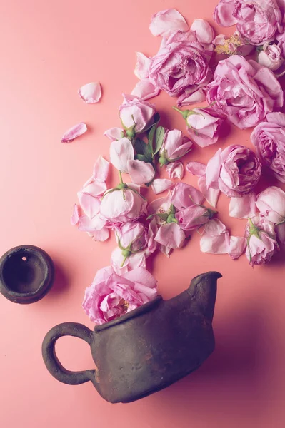 Pode Rosas Salpicando Panela Chá Contra Fundo Rosa Conceito Beleza — Fotografia de Stock