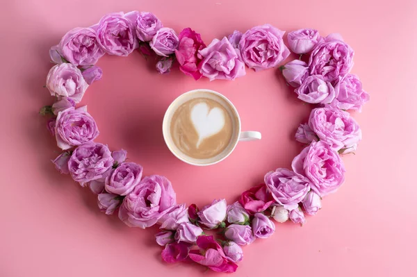 Kopje Koffie Rond Kan Rozen Tegen Roze Achtergrond Romantisch Schoonheid — Stockfoto