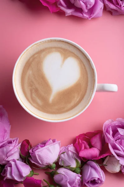 Kopje Koffie Rond Kan Rozen Tegen Roze Achtergrond Romantisch Schoonheid — Stockfoto