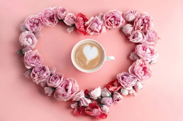 Kopje Koffie Rond Kan Rozen Tegen Roze Achtergrond Romantisch Schoonheid — Stockfoto
