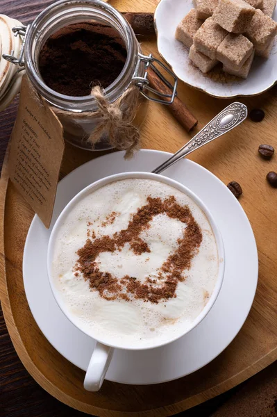 Tasse Café Porcelaine Avec Crème Glacée Coeur Cannelle Servi Table — Photo