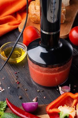 Klasik İspanyol usulü soğuk gazpacho çorbası pişirmek. Yemek tarifi. sağlıklı kavram. 