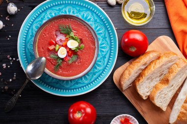  Siyah ahşap masada servis edilen soğuk gazpacho çorbası yiyen klasik İspanyol yemeği. Düz yat. Yemek tarifi. sağlıklı kavram. 