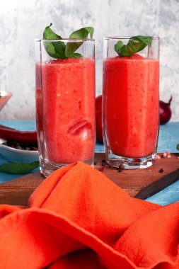  Klasik İspanyol usulü soğuk çorba içen Gazpacho bardakta servis edilir. Yemek tarifi. sağlıklı kavram. 