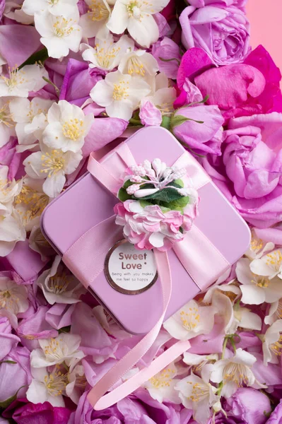 Caixa Com Presente Torno Rosas Jasmim Fundo Conceito Romântico Beleza — Fotografia de Stock
