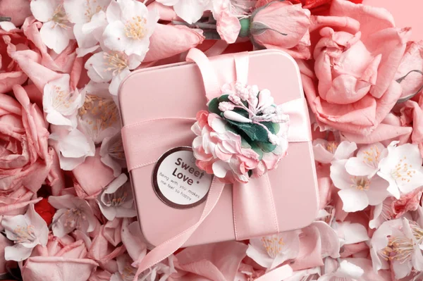 Caixa Com Presente Torno Rosas Jasmim Fundo Conceito Romântico Beleza — Fotografia de Stock