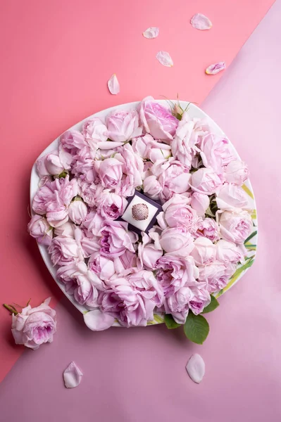 Πιάτο Ροζ Φρέσκα Τριαντάφυλλα Άρωμα Δαχτυλίδι Γύρω Από Διπλό Ροζ — Φωτογραφία Αρχείου