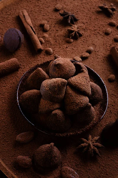 Gezonde Heerlijke Chocolade Truffels Rond Ingrediënten Met Natuurlijke Cacaobonen Poeder — Stockfoto