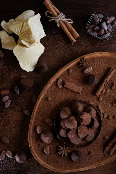 Gezonde Heerlijke Chocolade Truffels Rond Ingrediënten Met Natuurlijke Cacaobonen Poeder — Stockfoto