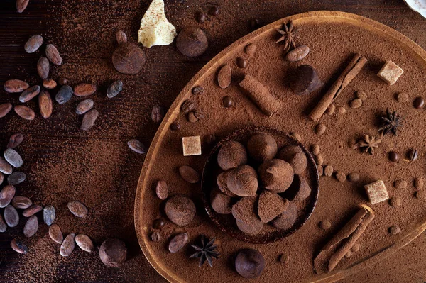 Gezonde Heerlijke Chocolade Truffels Rond Ingrediënten Met Natuurlijke Cacaobonen Poeder — Stockfoto