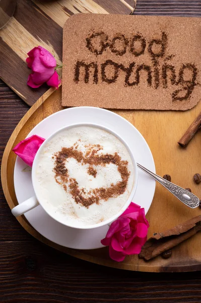 Taza Porcelana Café Con Helado Canela Corazón Servido Mesa Madera — Foto de Stock