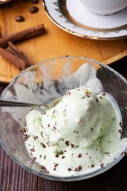 Masada sunulan şam fıstıklı dondurmalı porselen kahve. yaşam tarzı konsepti
