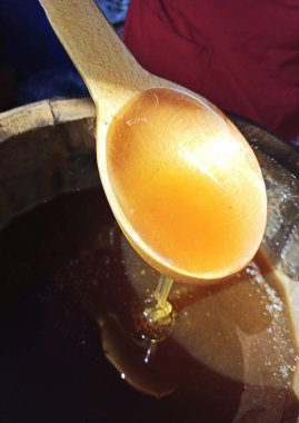 Ballı ahşap fıçı ve yabani arıların bal petekleri. Kapat.