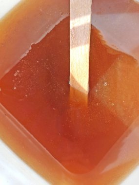 Doğal ballı plastik fıçı. Kapat. mevsimlik fuar piyasası