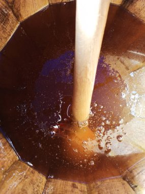 Doğal taze ballı ahşap fıçı. mevsimlik fuar piyasası