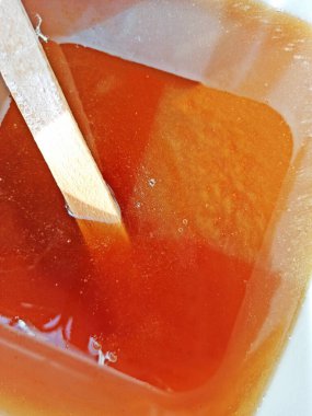  İçinde bal ve bal petekleri olan bir fıçı. Kapat.