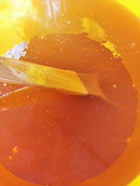 Doğal ballı plastik fıçı. Kapat. mevsimlik fuar piyasası