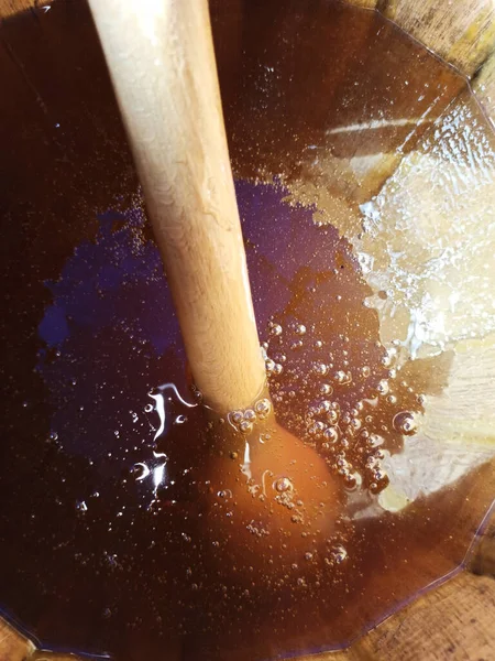 Doğal taze ballı ahşap fıçı. mevsimlik fuar piyasası