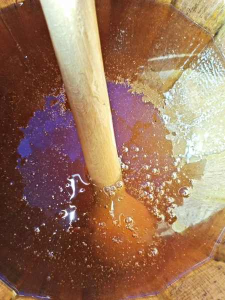 Doğal ballı ahşap fıçı. Kapat. mevsimlik fuar piyasası