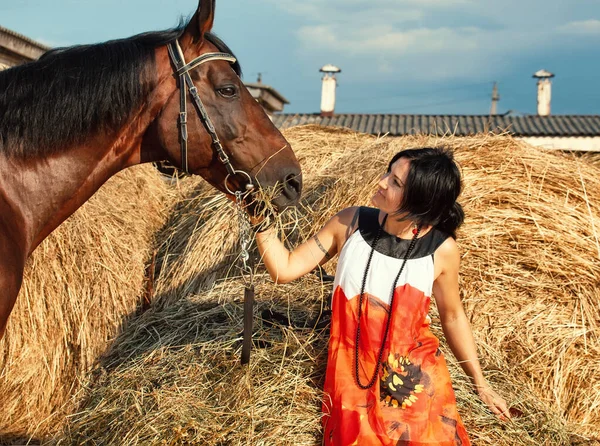 Portret Młodej Dziewczyny Koniem Pobliżu Siana — Zdjęcie stockowe