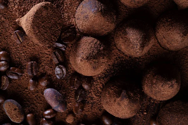 Kunstachtergrond Met Gezonde Heerlijke Donkere Truffels Chocolade Ingrediënten Natuurlijke Cacaobonen — Stockfoto