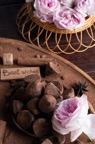 Délicieuses Truffes Chocolat Autour Des Ingrédients Avec Bouquet Roses Roses — Photo