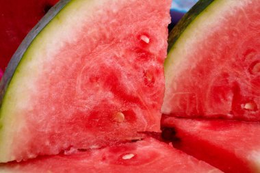 Yakın çekim olgun karpuz dilimleri. 