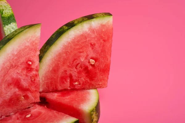 Tiro Conceitual Com Fatias Melancia Madura Fundo Rosa — Fotografia de Stock