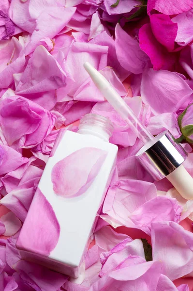 Pembe gül yapraklarının etrafındaki gül özü. güzellik konsepti