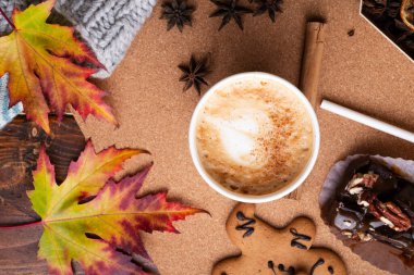 Ahşap masada kahve eşliğinde sonbahar kompozisyonu. Yaşam tarzı konsepti. düz yat