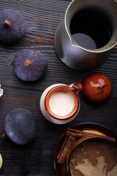 Coffee Natural Cream Tasty Ripe Purple Fig Black Wooden Table — Stock Photo, Image